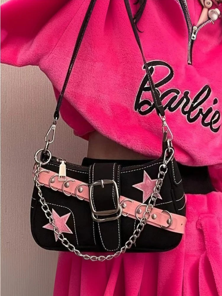 Sac à main femme tendance, en denim avec motif étoiles, style Y2K pour filles branchées. Petit sac porté épaule ou sous le bras en toile (canvas), doté d’une chaîne décorative, idéal comme sac fourre-tout (tote bag) pour un look mode inspiré
