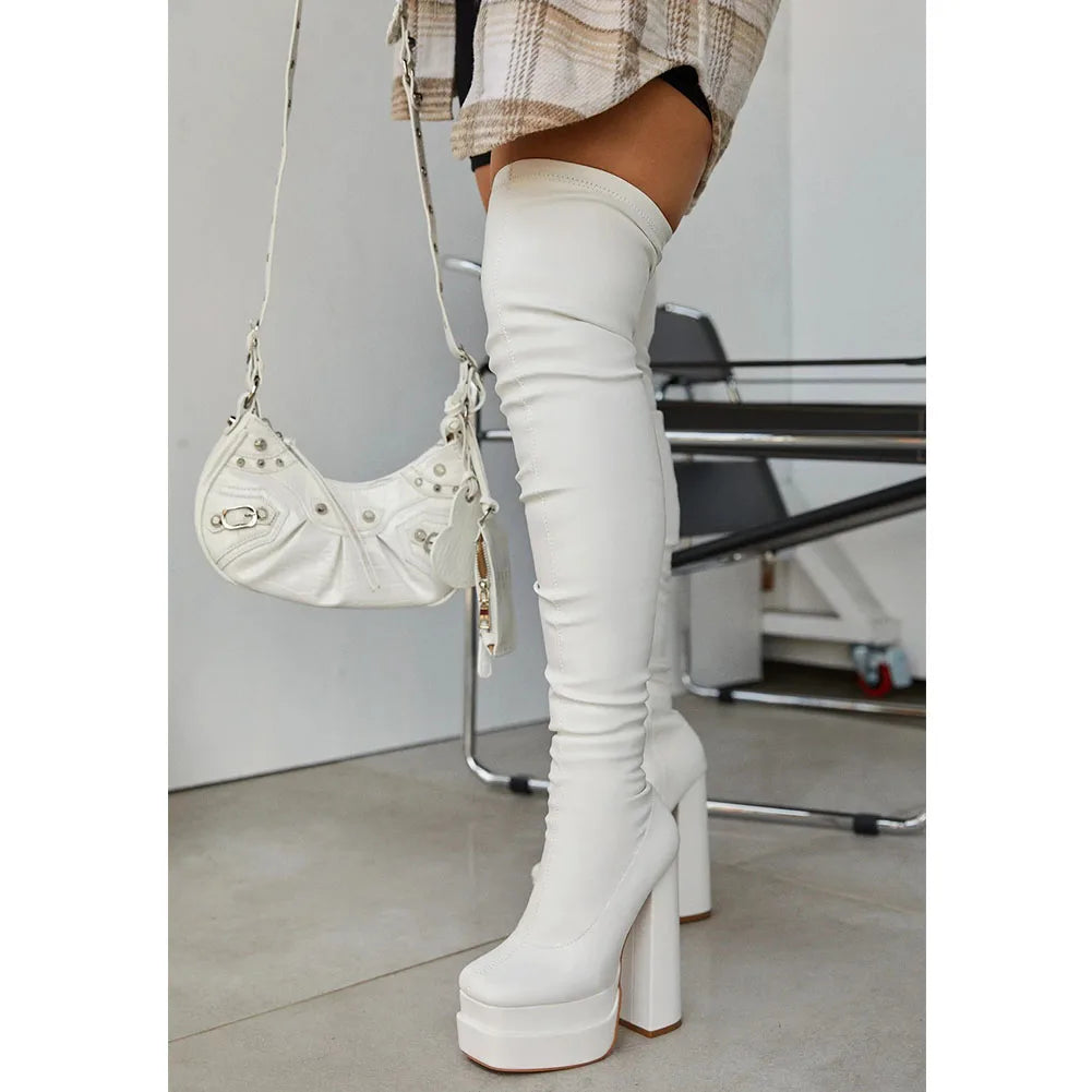 Bottes au-dessus du genou pour femme à double plateforme et très hauts talons. Bottes élégantes, sexy et confortables, conçues pour garder les pieds au chaud en hiver. Chaussures féminines d’hiver au style sophistiqué.