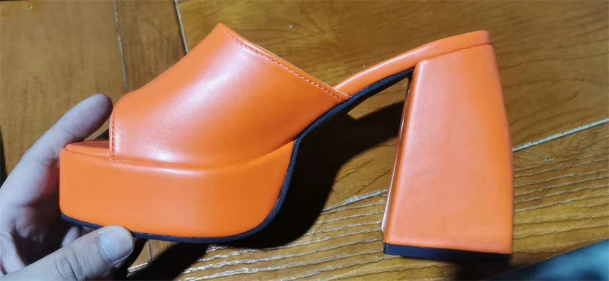 Sandales à plateforme pour femme disponibles en 5 couleurs, chaussons de plage en cuir souple à talon épais, chaussures d’été 2026 à bout carré, escarpins sexy pour femme, parfaits pour les fêtes et les occasions spéciales.