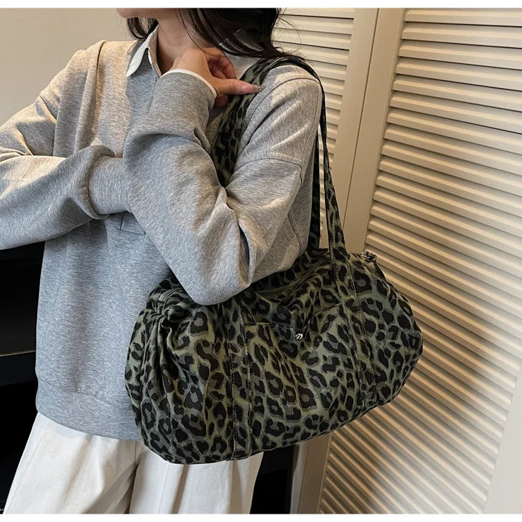 Sac cabas en toile à motif léopard tendance, grande capacité, sac à bandoulière mode avec poignées, idéal pour les trajets quotidiens, sac polyvalent avec texture et rangement.