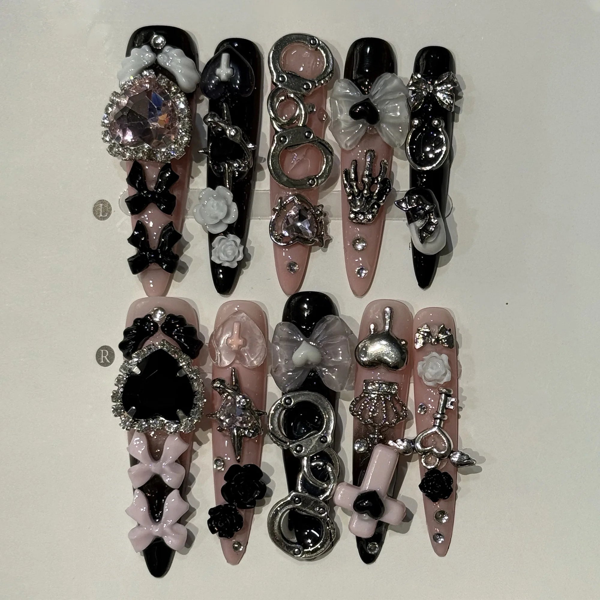 10 faux ongles longs stiletto roses avec nœud papillon, à presser, camélia blanc, détachables, avec strass scintillants pour nail art