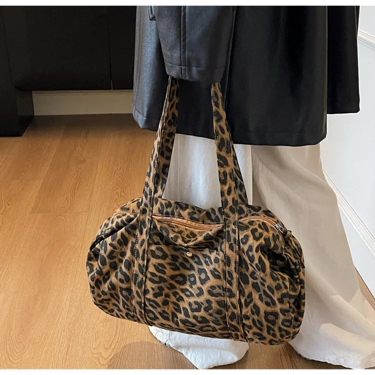 Sac cabas en toile à motif léopard tendance, grande capacité, sac à bandoulière mode avec poignées, idéal pour les trajets quotidiens, sac polyvalent avec texture et rangement.