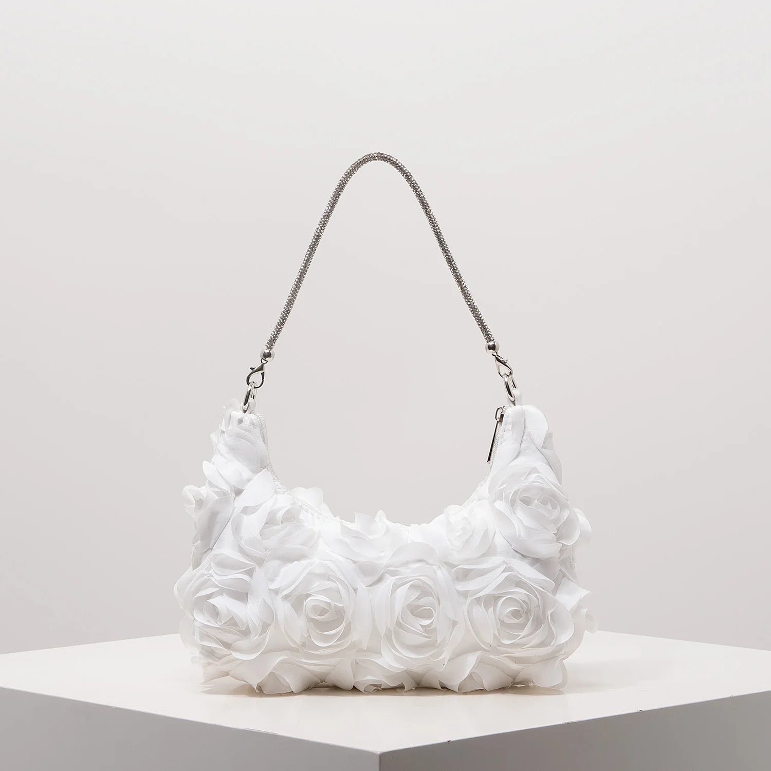 Sac à bandoulière à motif floral, idéal pour les femmes élégantes. Parfait pour les soirées de gala, les fêtes, les bals de fin d’année, les mariages et autres occasions spéciales.