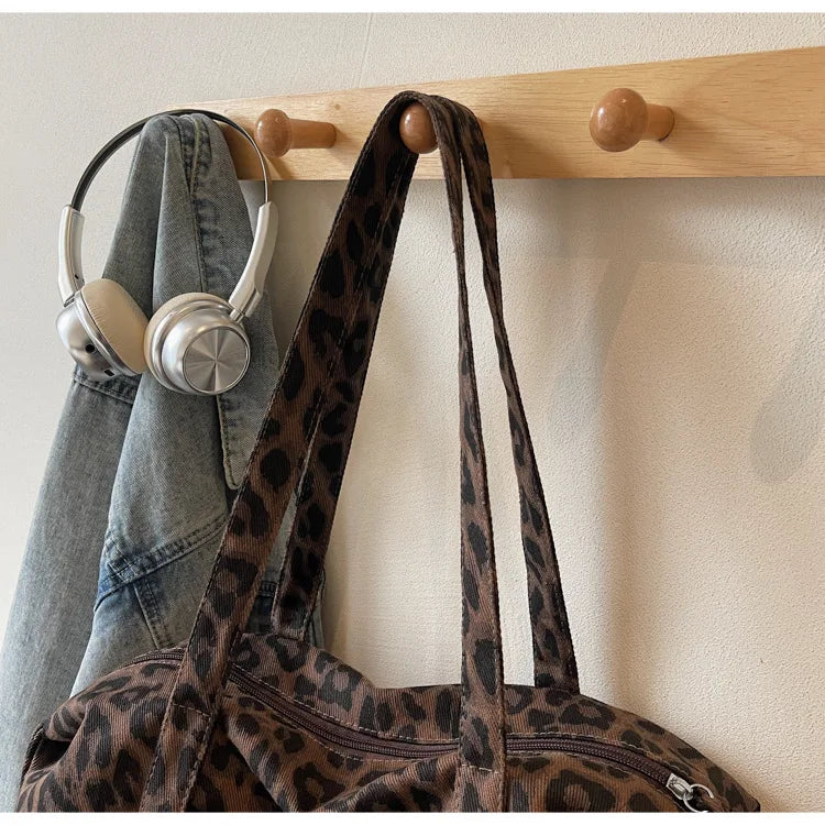 Sac cabas en toile à motif léopard tendance, grande capacité, sac à bandoulière mode avec poignées, idéal pour les trajets quotidiens, sac polyvalent avec texture et rangement.