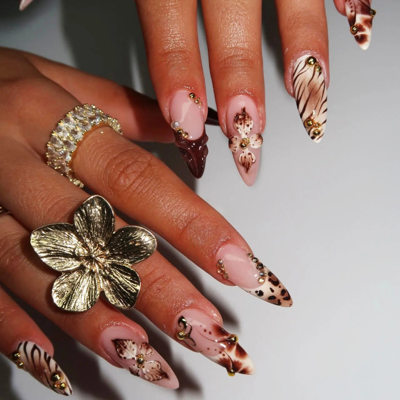 Faux ongles 3D pour femmes et filles, dégradé de fleurs en relief marron bleu avec strass, pointes d'amande d'automne et d'hiver à pression sur les faux ongles