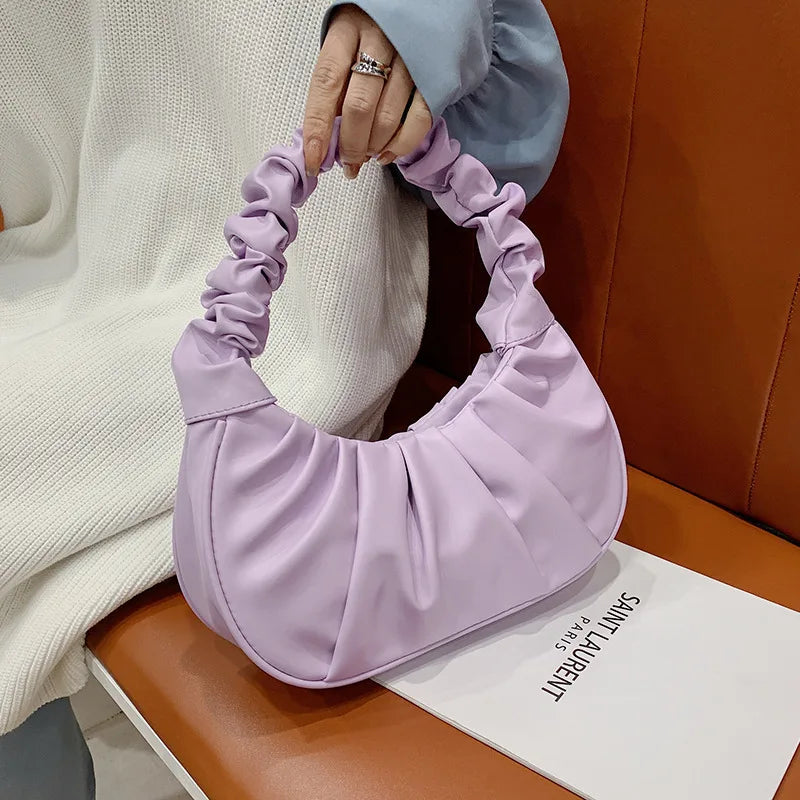 Sac à main élégant au design plissé effet nuage, conçu en cuir PU. Ce modèle moderne et féminin peut être porté à l’épaule ou sous le bras pour un look chic et décontracté.
