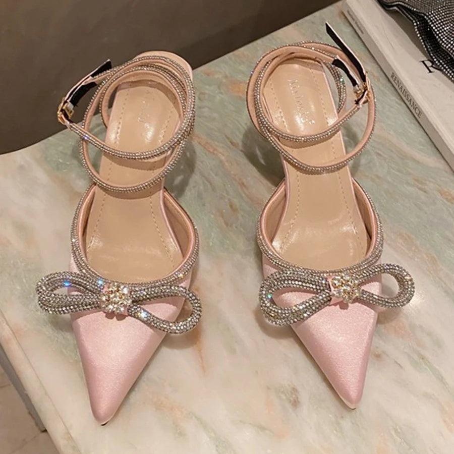 Mode diamant nœud papillon femmes sandales 2026 coréen pointu cristal boucle noir rose soie robe de soirée de mariage dame chaussures à talons hauts