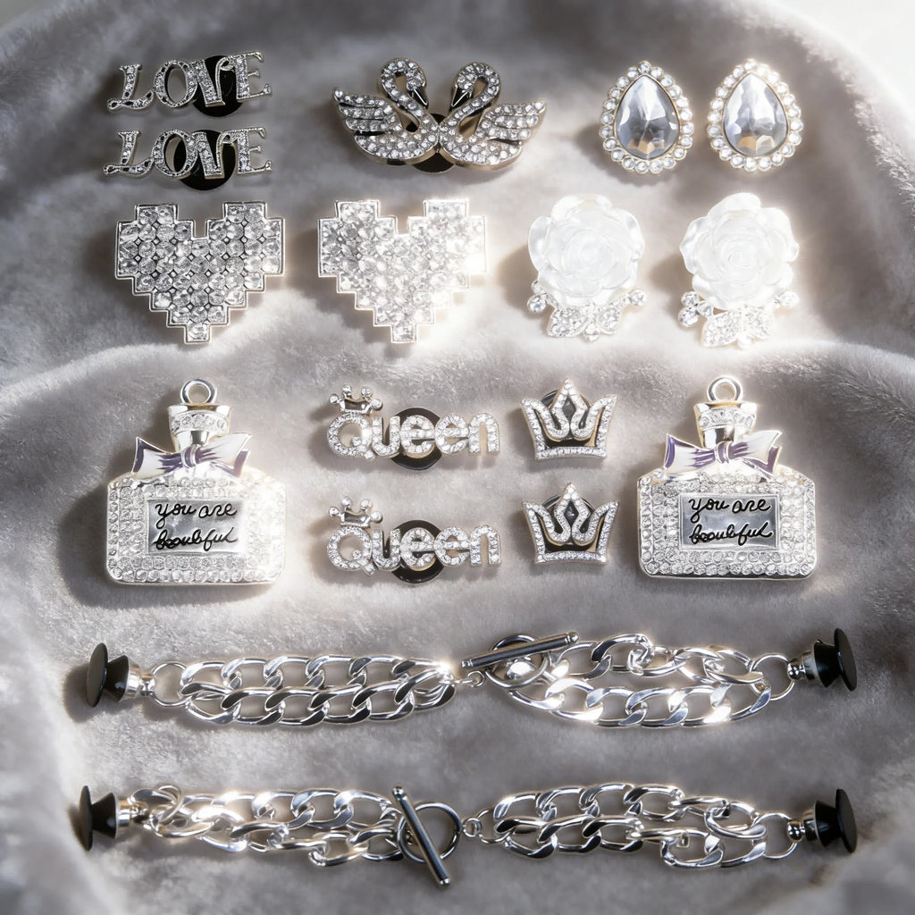 1 / 18 pièces de breloques en métal – Charms de style mode pour femmes et filles, design argenté. Motifs variés incluant parfum, cœur, fleurs et strass. Accessoires décoratifs pour chaussures, permettant de personnaliser et embellir vos sandales ou sabots