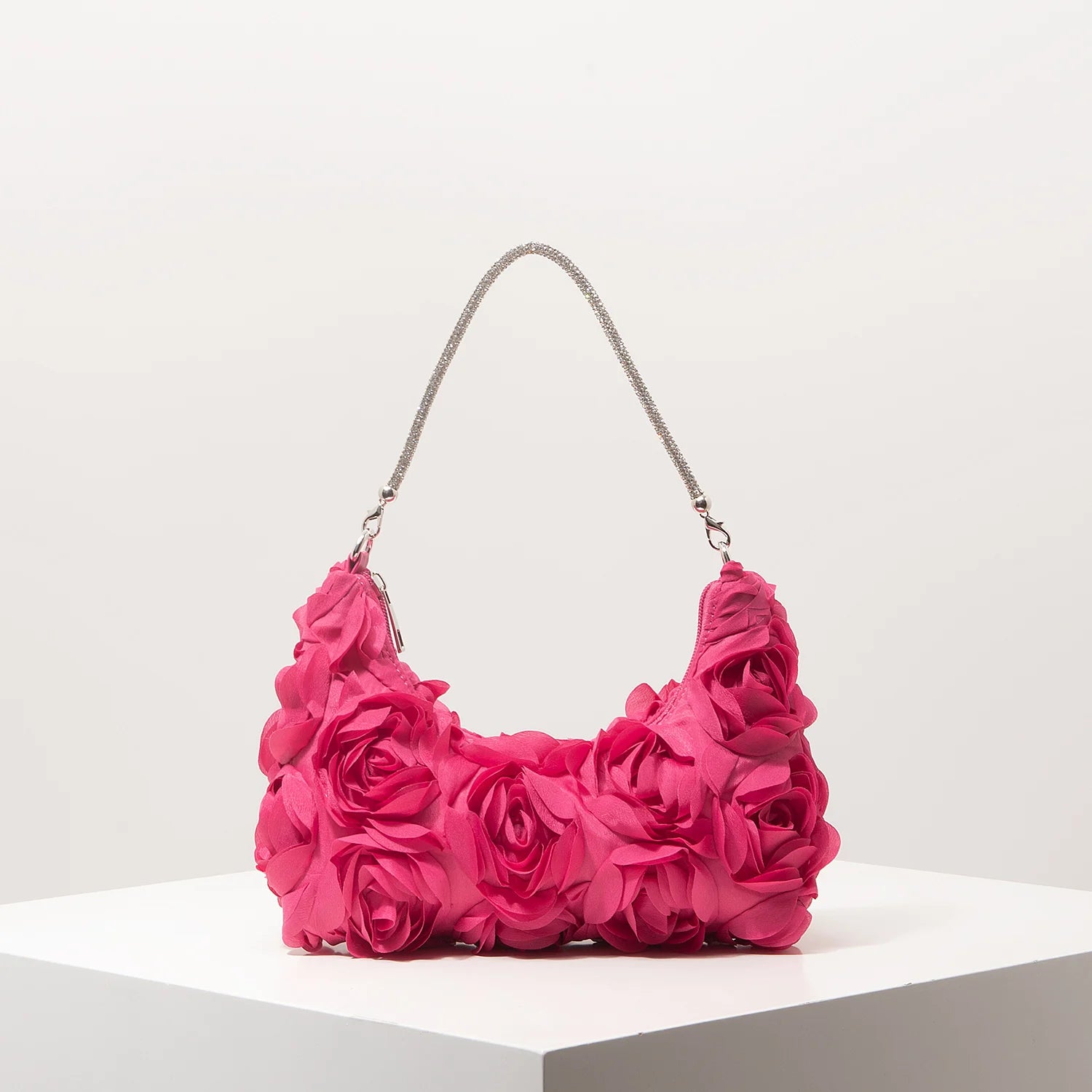 Sac à bandoulière à motif floral, idéal pour les femmes élégantes. Parfait pour les soirées de gala, les fêtes, les bals de fin d’année, les mariages et autres occasions spéciales.