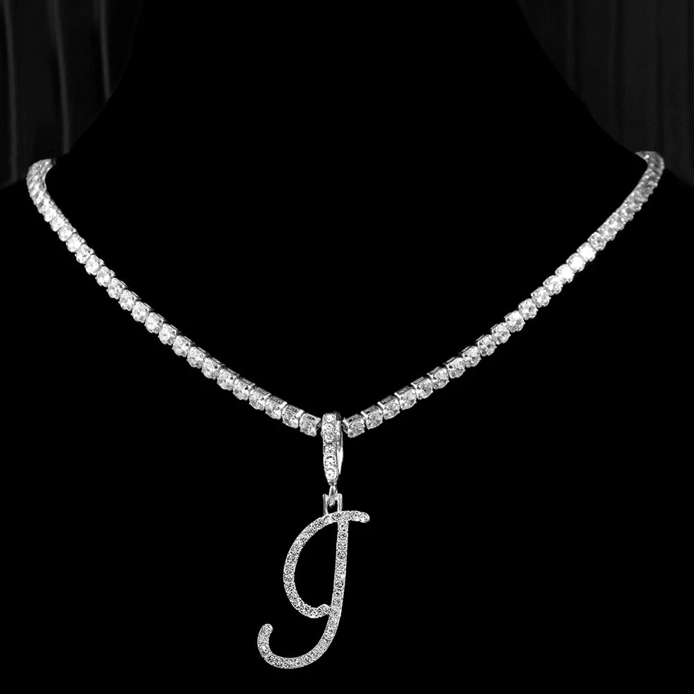 Collier avec lettre initiale en écriture cursive sertie de zircones cubiques (CZ) – Bijou style Hip-Hop couleur or ou argent, pendentif alphabet de A à Z, collier tendance et élégant.