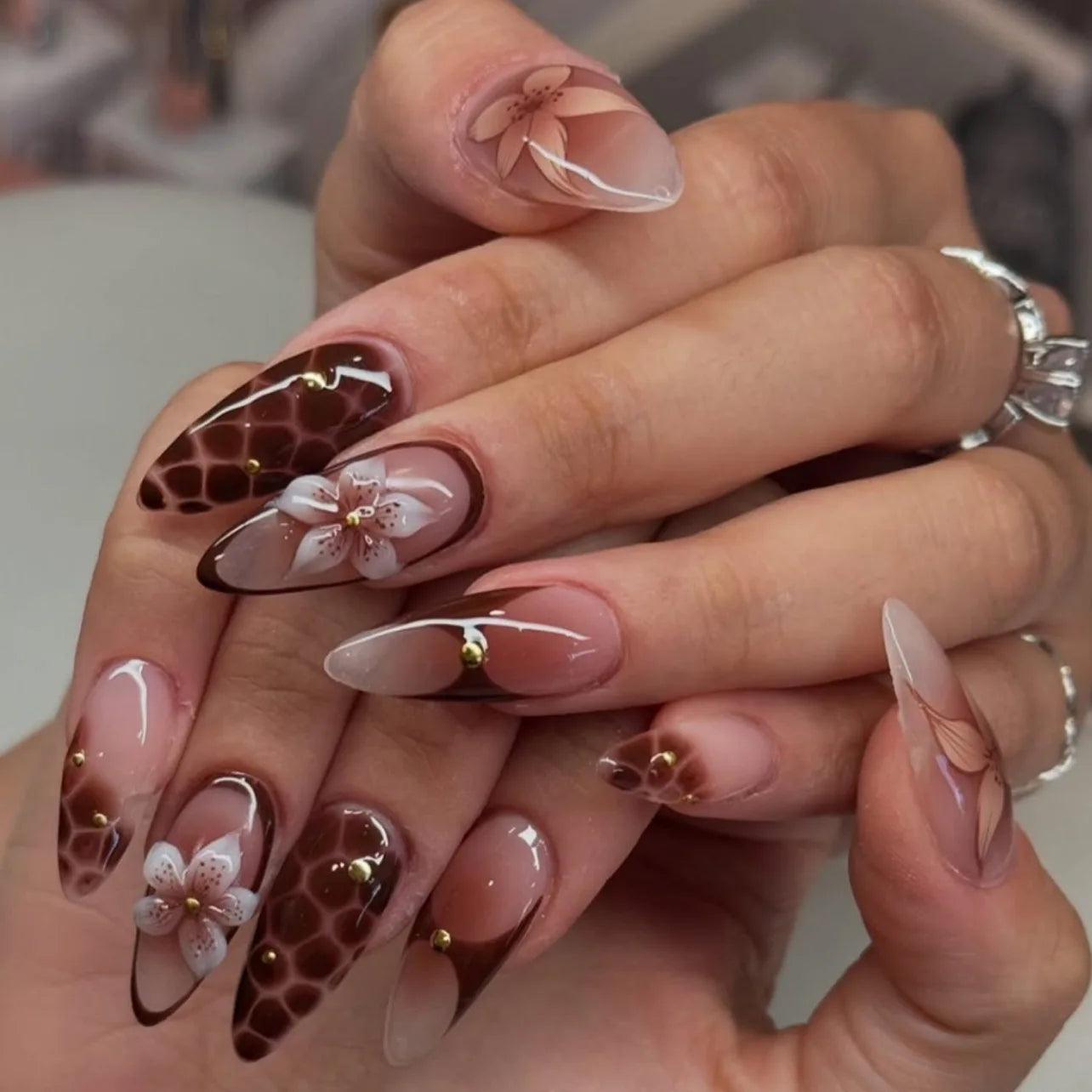 24 pièces de faux ongles à fleurs, style tendance, avec effet dégradé jaune et rose. Ongles portables à couverture complète, forme amande , à poser directement (Press-On Nails).