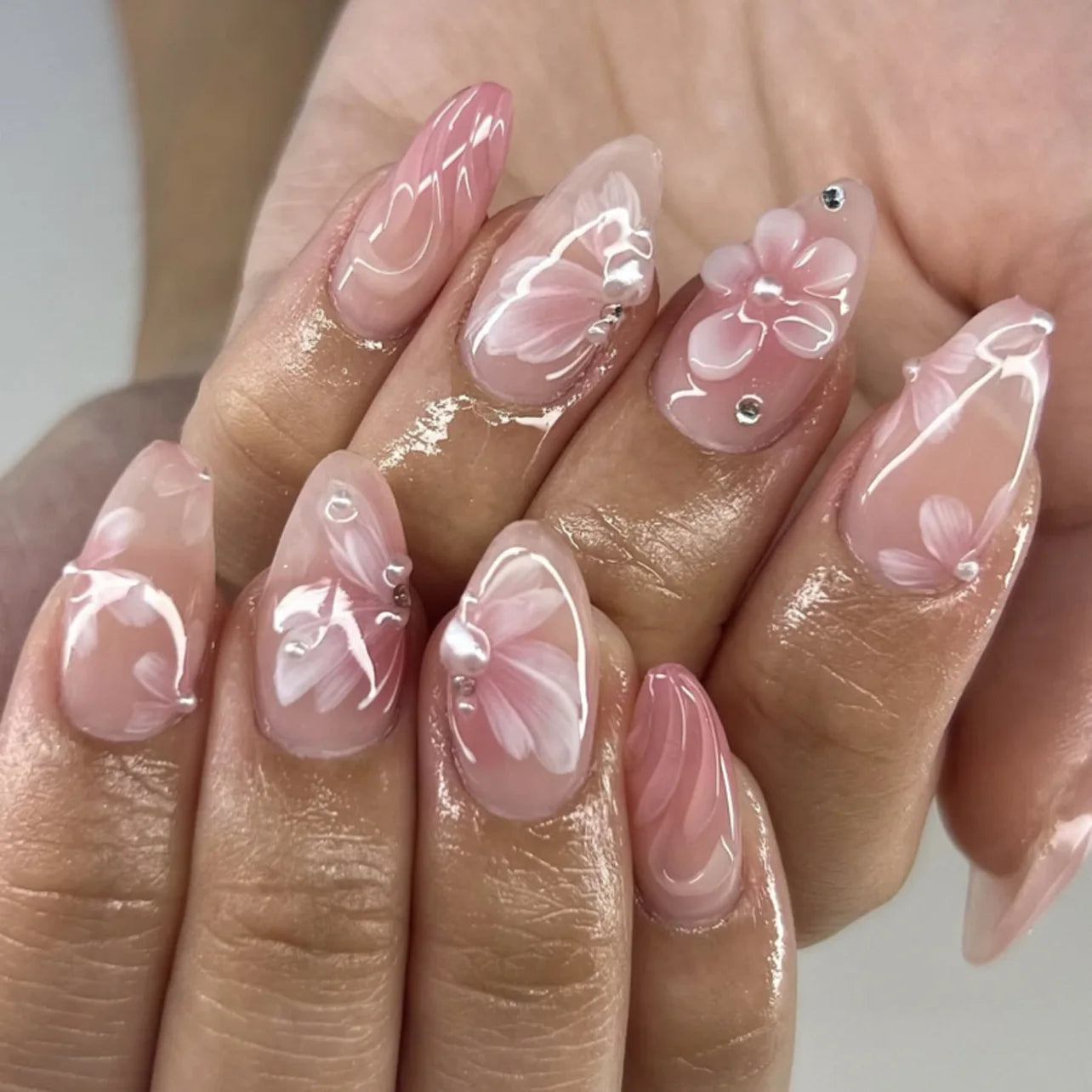 24 pièces de faux ongles à fleurs, style tendance, avec effet dégradé jaune et rose. Ongles portables à couverture complète, forme amande , à poser directement (Press-On Nails).