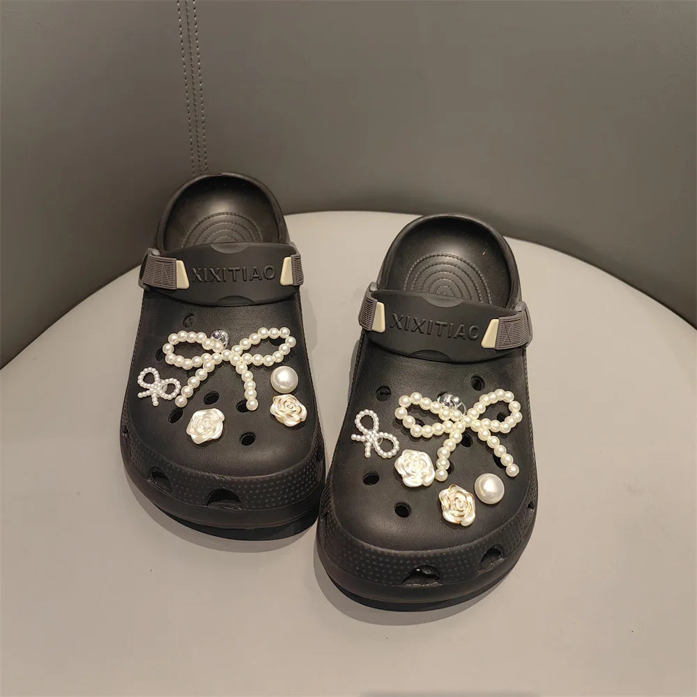 Set de charms de chaussures élégants avec perles et nœud, décorations florales sophistiquées. Accessoires DIY amovibles pour chaussures, ornements de style avancé avec motifs de perles, fleurs, étoiles et éléments cartoon pour personnaliser vos chaussures