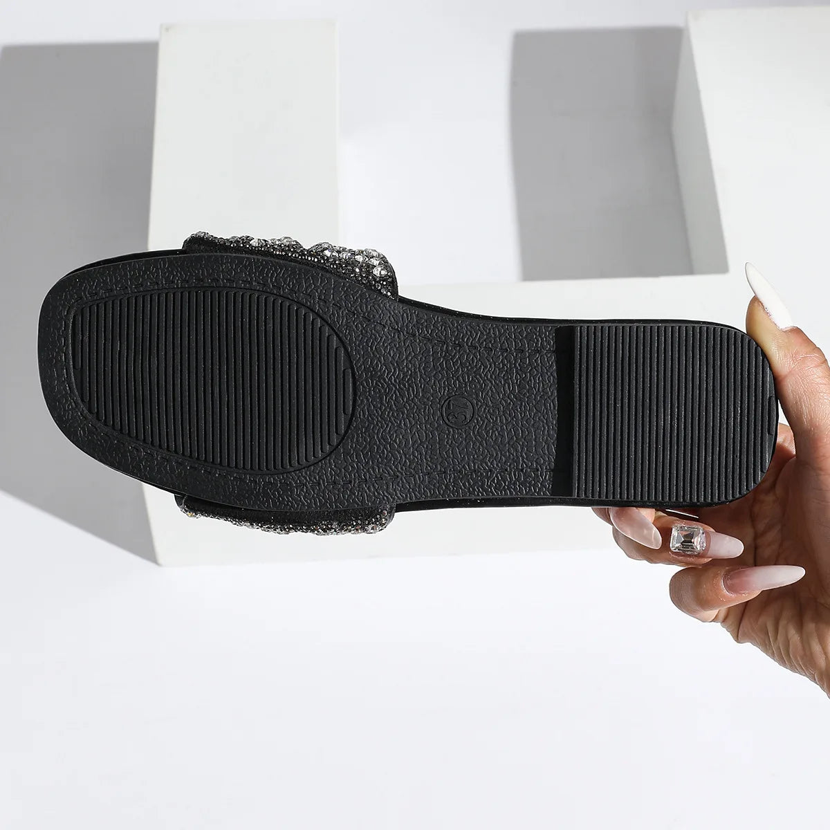 Sandales d’été 2026 pour femme à semelle plate, avec motif géométrique et décorations en diamant. Chaussures de plage polyvalentes et décontractées à enfiler, au style tendance et moderne pour femme.