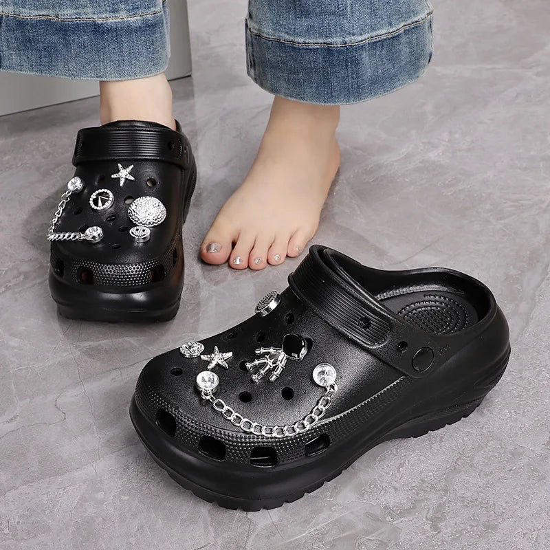 Sandales style Crocs pour femme avec ours en cristal, à porter en intérieur et extérieur. Mules d’été tendance, modèle DIY à double utilisation, confortables et respirantes en EVA, style décontracté pour femme.
