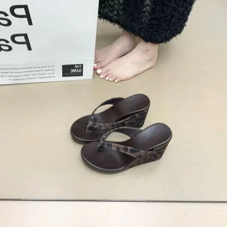 Pantoufles à talons compensés pour femmes, chaussures d'été confortables, Style de rue en plein air, tongs coulissantes Sexy imprimées léopard