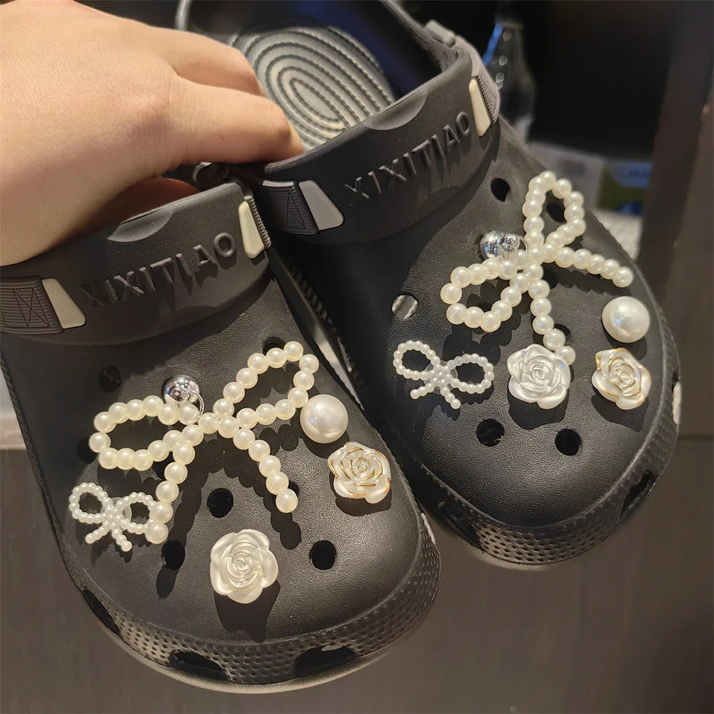 Set de charms de chaussures élégants avec perles et nœud, décorations florales sophistiquées. Accessoires DIY amovibles pour chaussures, ornements de style avancé avec motifs de perles, fleurs, étoiles et éléments cartoon pour personnaliser vos chaussures