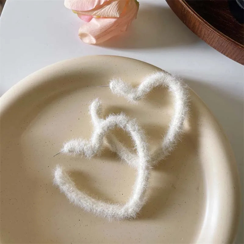 Boucles d’oreilles créoles en forme de cœur, blanches, style coréen doux, en peluche (flockées), pour femmes, boucles d’oreilles en forme de C au style exagéré, bijoux pour mariage et soirée, cadeau.