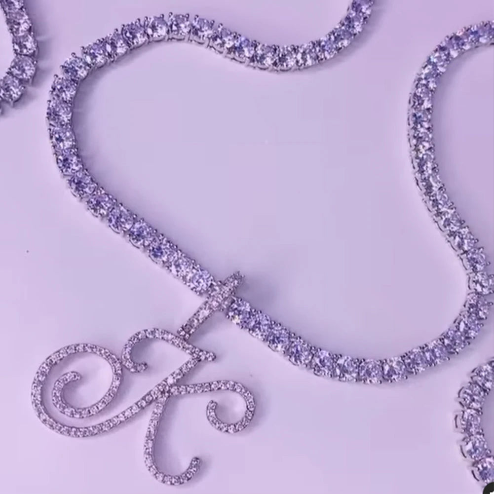 Collier avec lettre initiale en écriture cursive sertie de zircones cubiques (CZ) – Bijou style Hip-Hop couleur or ou argent, pendentif alphabet de A à Z, collier tendance et élégant.