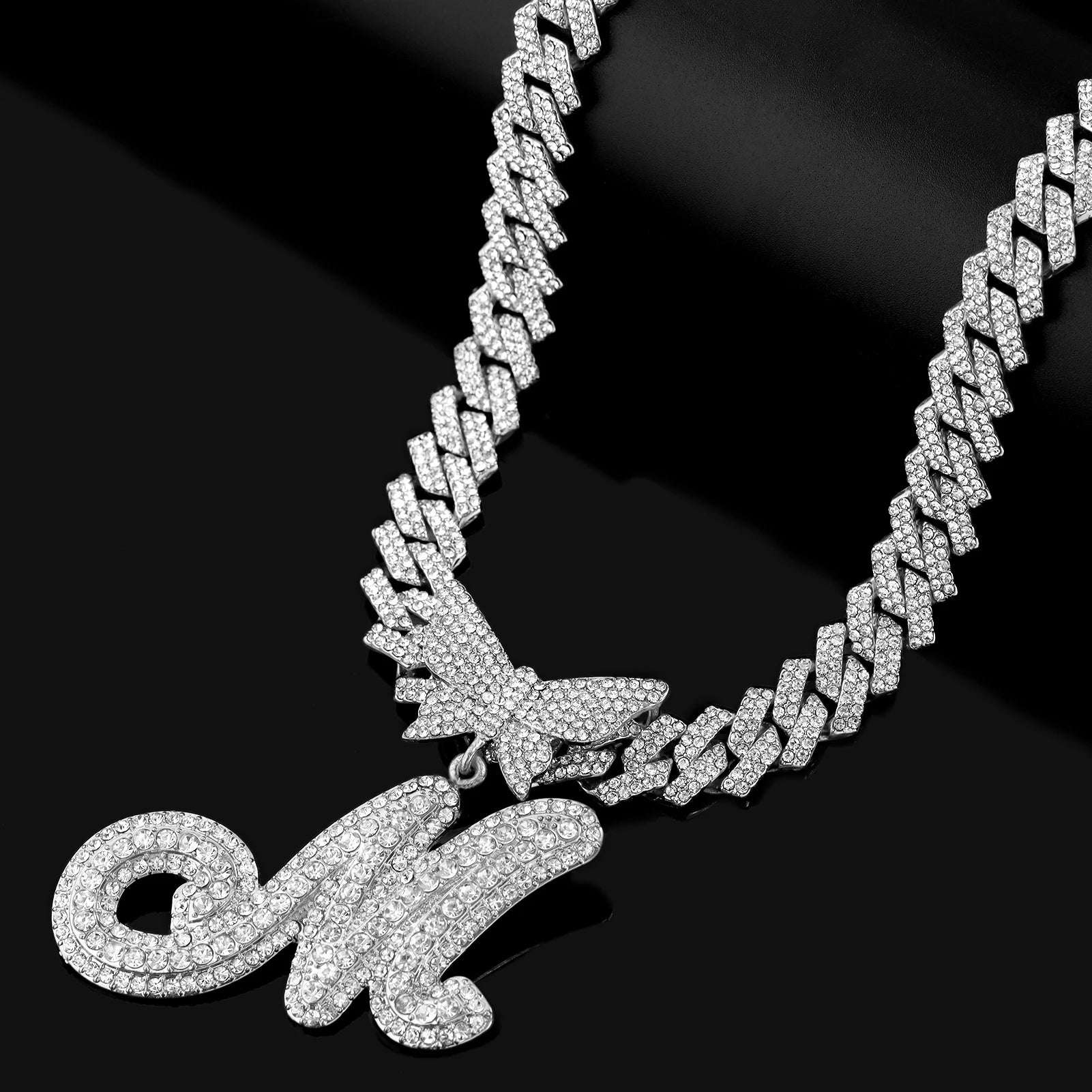 Collier chaîne cubaine 14 mm pour hommes et femmes, avec pendentif papillon en cristal et initiales, lettres cursives style “iced out”, bijou de style rappeur, nouveau bijou de mode.
