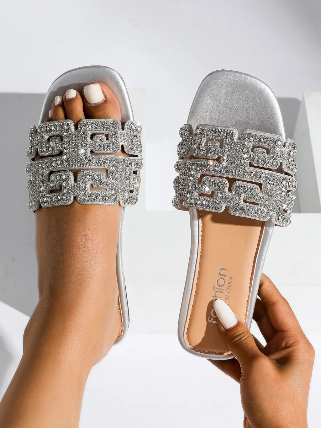 Sandales d’été 2026 pour femme à semelle plate, avec motif géométrique et décorations en diamant. Chaussures de plage polyvalentes et décontractées à enfiler, au style tendance et moderne pour femme.