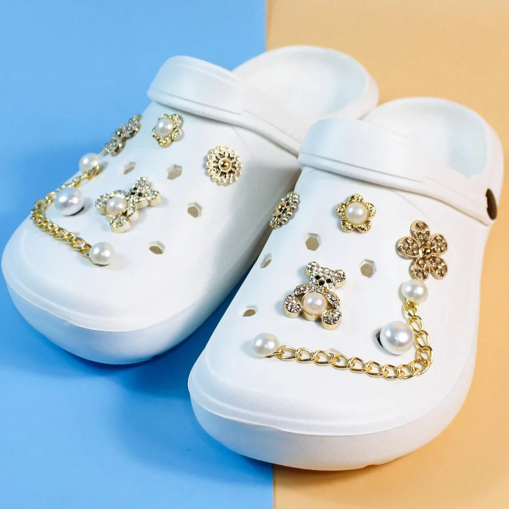 Sabots d’été pour femme, style DIY avec décoration ours et perles. Mules de plage tendance à trous (cave shoes), chaussures plates décontractées pour jardin et usage quotidien, vendues avec emballage individuel.