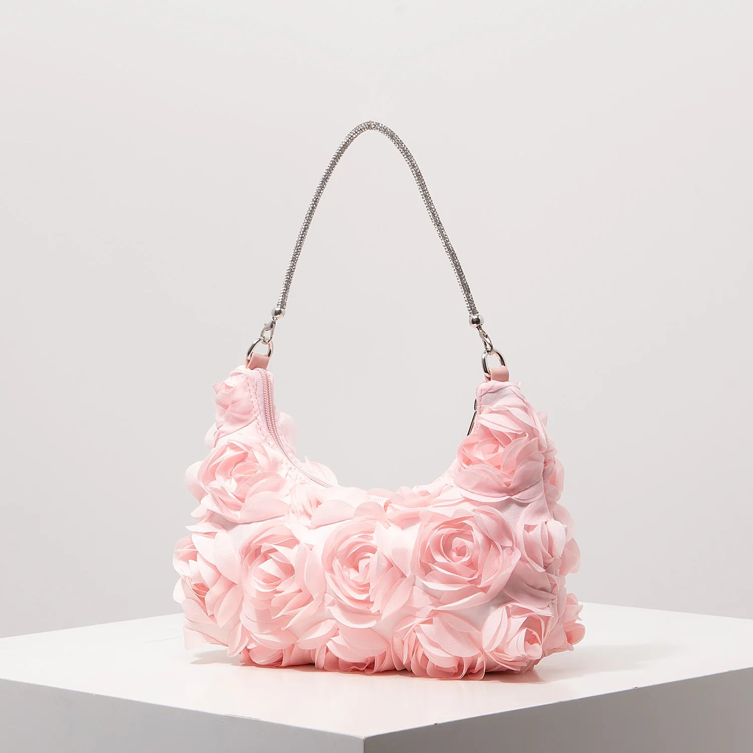 Sac à bandoulière à motif floral, idéal pour les femmes élégantes. Parfait pour les soirées de gala, les fêtes, les bals de fin d’année, les mariages et autres occasions spéciales.