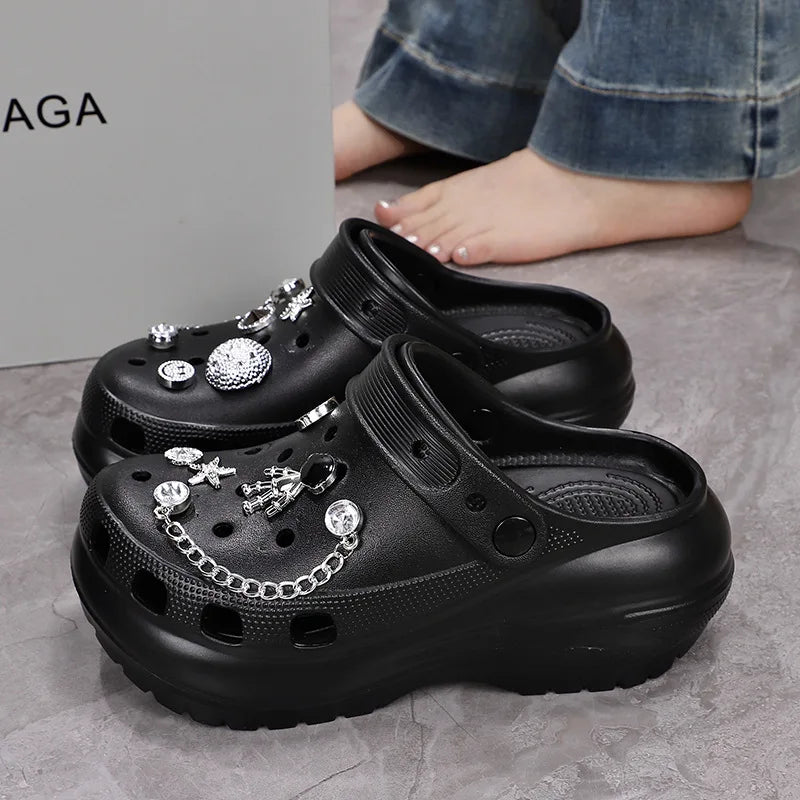 Sandales style Crocs pour femme avec ours en cristal, à porter en intérieur et extérieur. Mules d’été tendance, modèle DIY à double utilisation, confortables et respirantes en EVA, style décontracté pour femme.