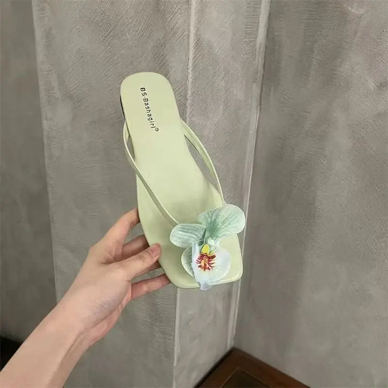 Chaussures plates pour femmes avec fleurs, sandales confortables et stylées à enfiler entre les orteils, sandales d’été 2026 pour la plage, chaussons d’extérieur pour la marche.