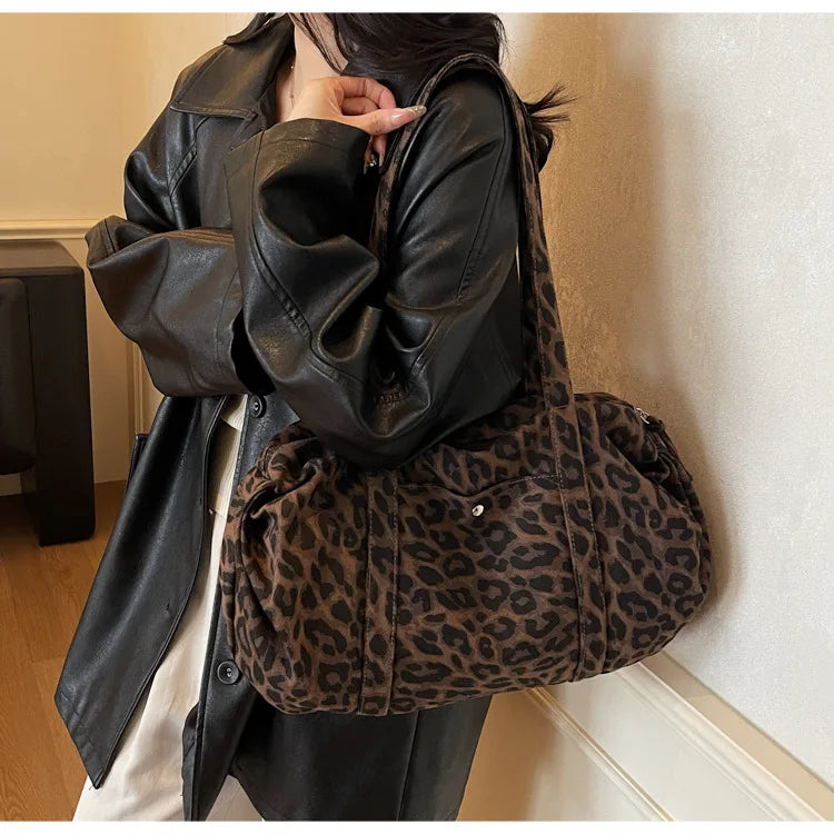 Sac cabas en toile à motif léopard tendance, grande capacité, sac à bandoulière mode avec poignées, idéal pour les trajets quotidiens, sac polyvalent avec texture et rangement.