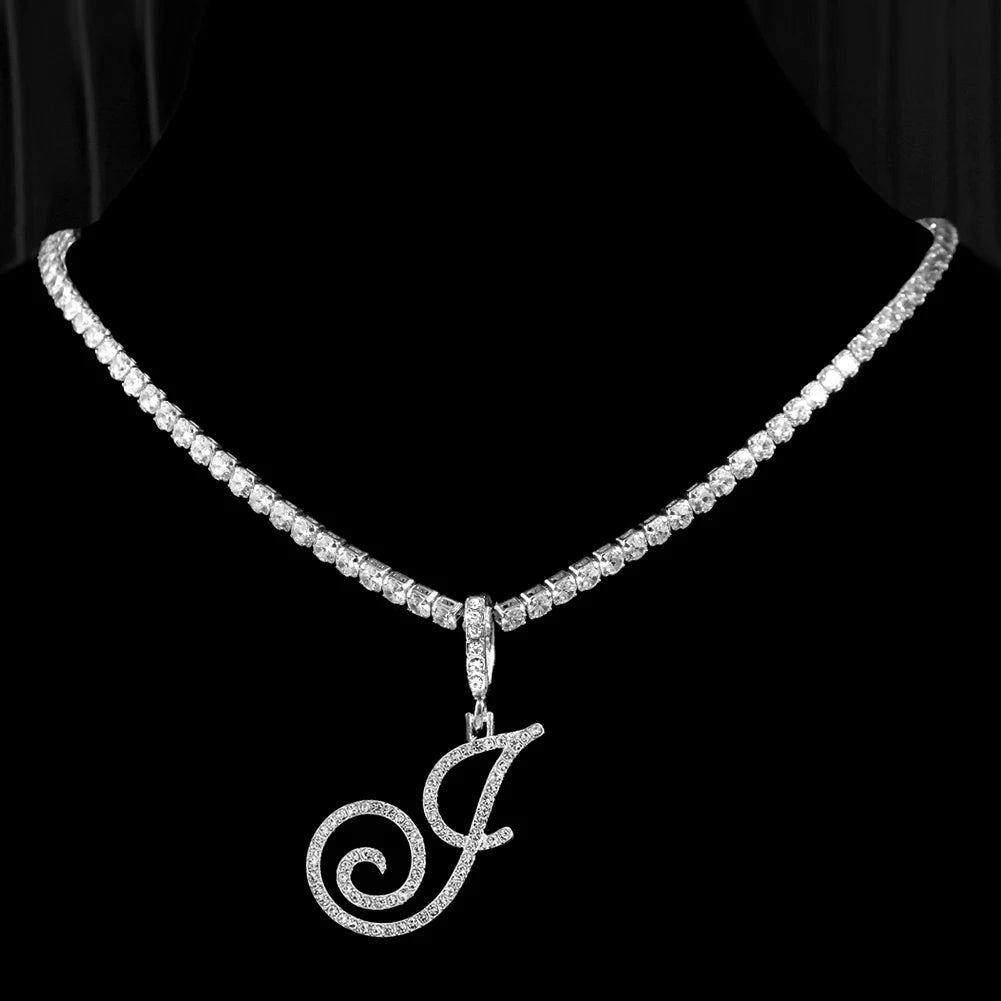Collier avec lettre initiale en écriture cursive sertie de zircones cubiques (CZ) – Bijou style Hip-Hop couleur or ou argent, pendentif alphabet de A à Z, collier tendance et élégant.