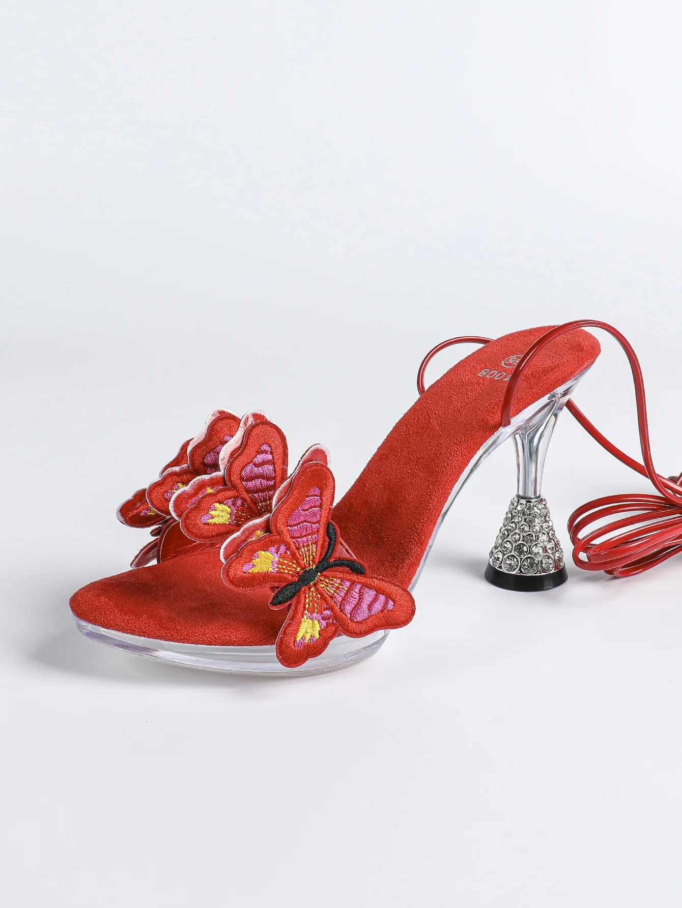Sandales rouges tendance pour femme été 2026, fabriquées à la main avec broderie papillon. Modèle à brides croisées, bout rond et talons hauts fins de 8 cm. Des chaussures sexy et élégantes, idéales pour la danse, les soirées et les occasions spéciales.