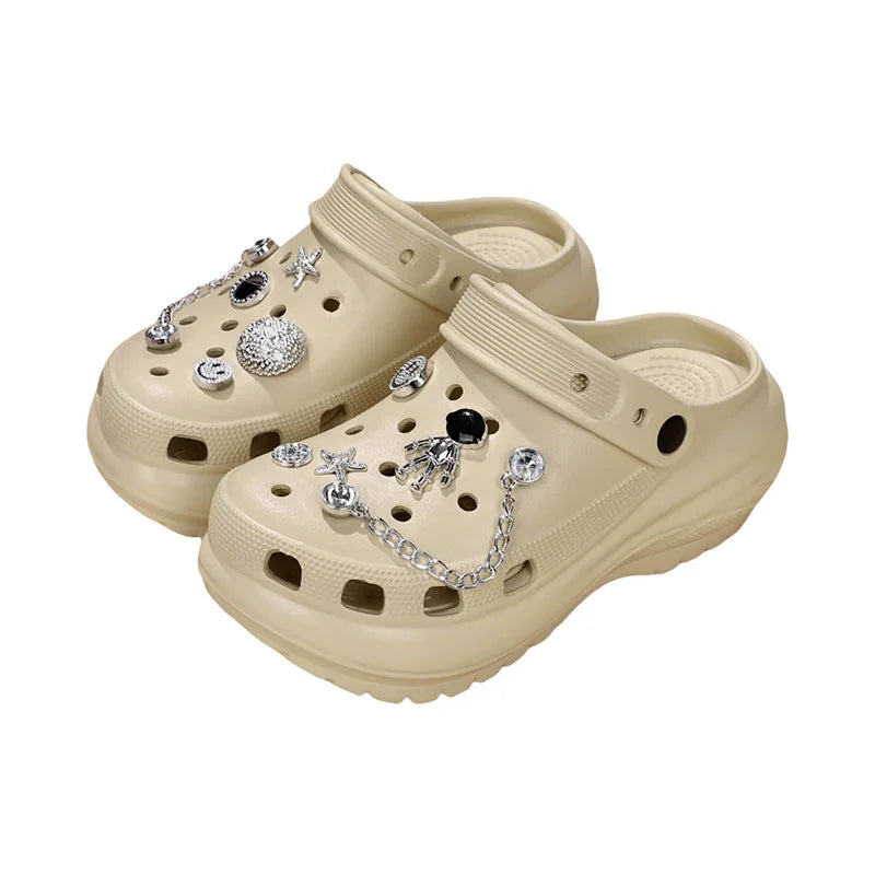 Sandales style Crocs pour femme avec ours en cristal, à porter en intérieur et extérieur. Mules d’été tendance, modèle DIY à double utilisation, confortables et respirantes en EVA, style décontracté pour femme.