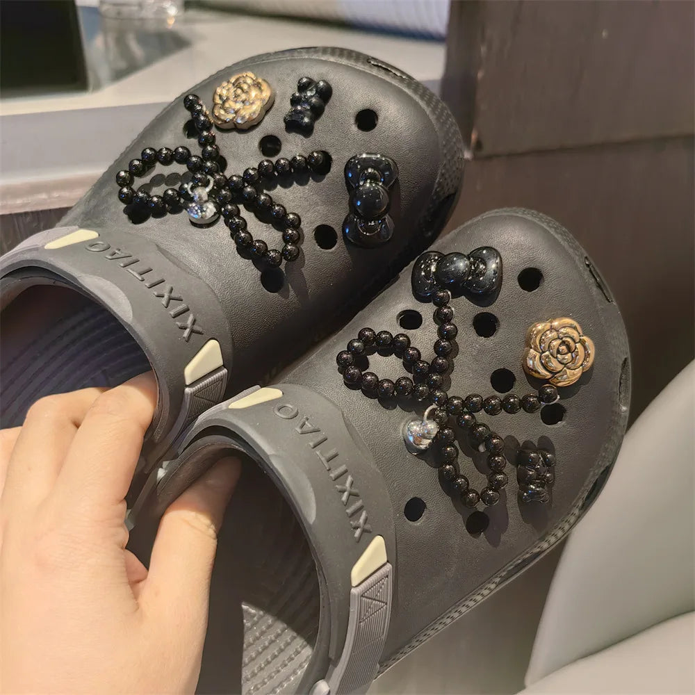 Set de charms de chaussures élégants avec perles et nœud, décorations florales sophistiquées. Accessoires DIY amovibles pour chaussures, ornements de style avancé avec motifs de perles, fleurs, étoiles et éléments cartoon pour personnaliser vos chaussures