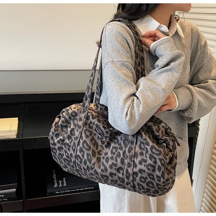 Sac cabas en toile à motif léopard tendance, grande capacité, sac à bandoulière mode avec poignées, idéal pour les trajets quotidiens, sac polyvalent avec texture et rangement.