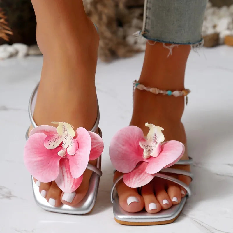 Nouvelles claquettes pour femmes été 2026, style tendance avec décoration fleurie, bout carré, chaussures féminines décontractées, sandales plates confortables.
