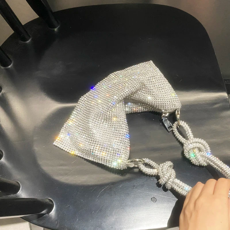 Sac à bandoulière type hobo de créateur de luxe, fait main, sac de soirée/clutch brillant avec strass, pochette en cristal, sac à main et sac hobo.