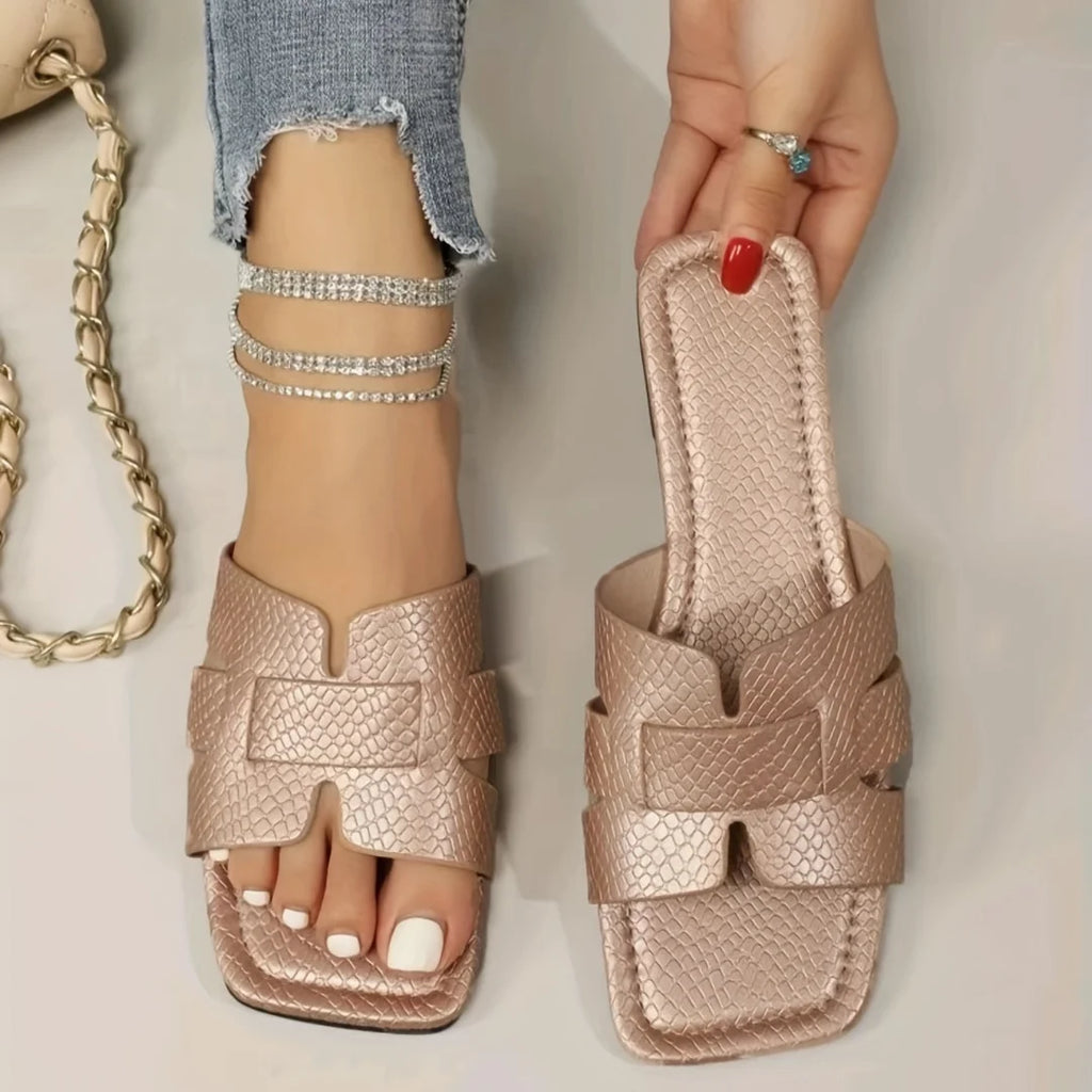Sandales grande taille pour femme, modèle tendance en maille tricotée avec semelle plate. Chaussures décontractées et confortables pour la plage, les sorties estivales et un usage quotidien. Conviennent également aux couples grâce à leur style polyvalent.