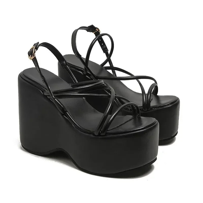 Sandales sexy à plateforme pour femme au design tendance, chaussures style punk à talons compensés hauts, confortables et décontractées pour femme, sandales de créateur 2025.