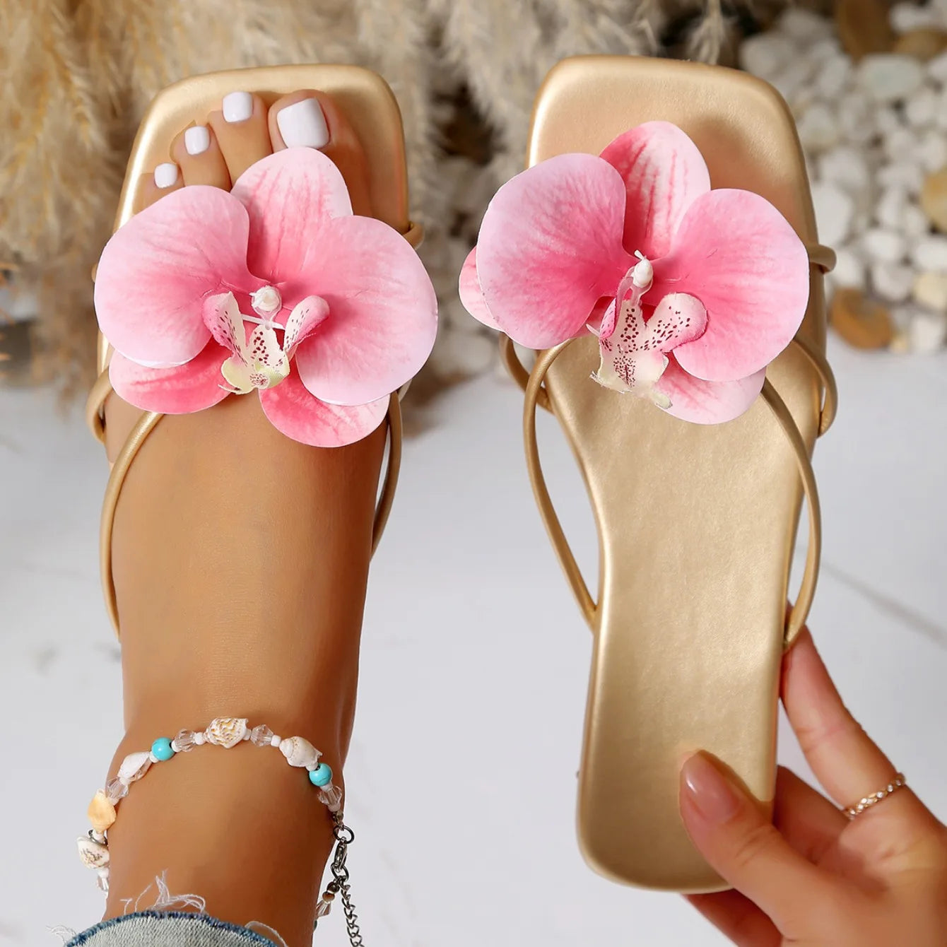 Nouvelles claquettes pour femmes été 2026, style tendance avec décoration fleurie, bout carré, chaussures féminines décontractées, sandales plates confortables.