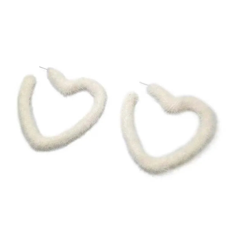 Boucles d’oreilles créoles en forme de cœur, blanches, style coréen doux, en peluche (flockées), pour femmes, boucles d’oreilles en forme de C au style exagéré, bijoux pour mariage et soirée, cadeau.