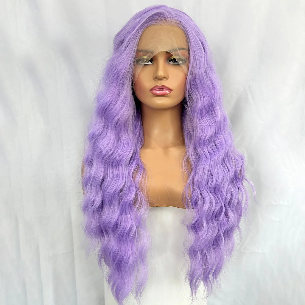 Perruque synthétique longue avec lace frontale 13x4 et raie libre (Free Part). Sa couleur lavande violet clair et ses ondulations naturelles apportent un style original et élégant.