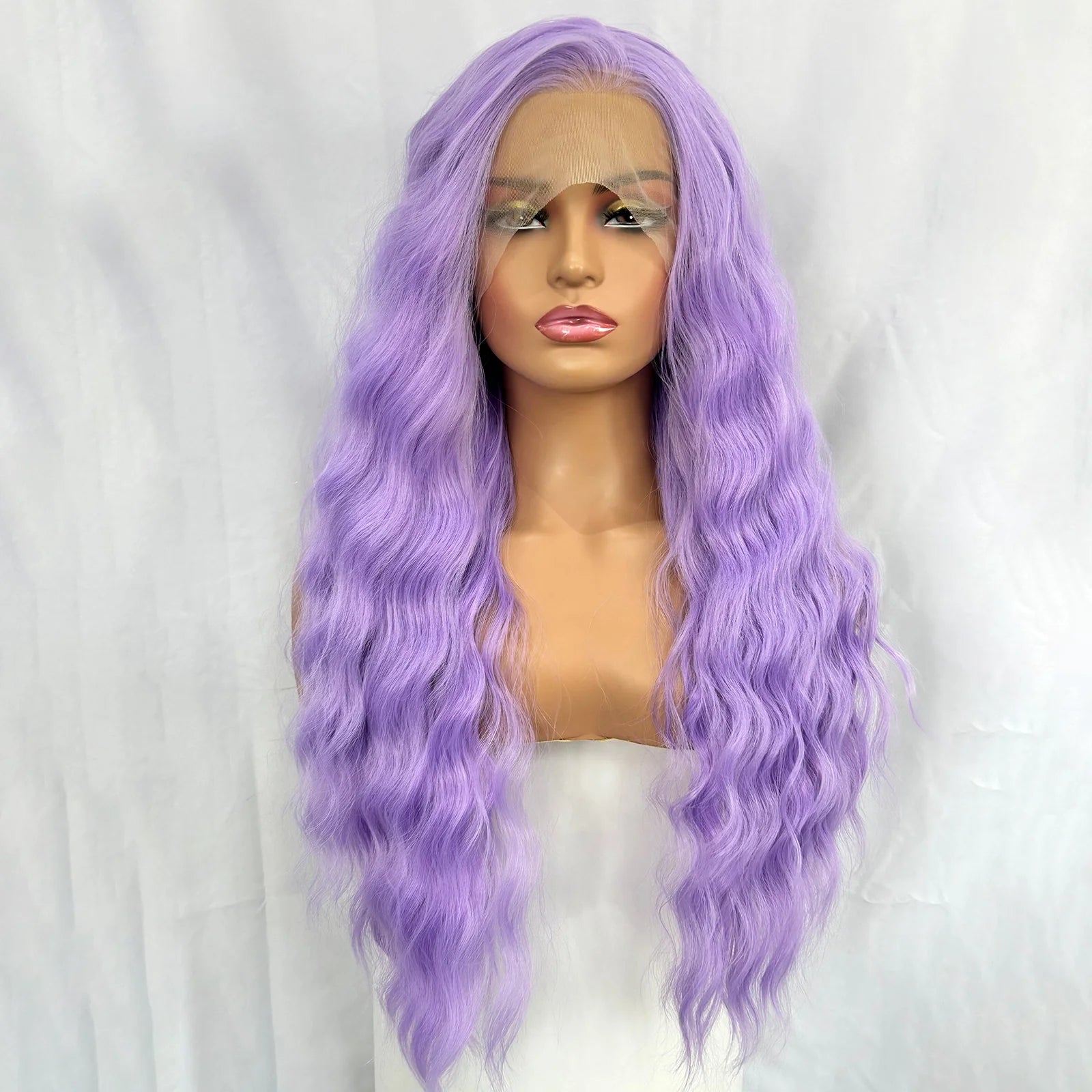 Perruque synthétique longue avec lace frontale 13x4 et raie libre (Free Part). Sa couleur lavande violet clair et ses ondulations naturelles apportent un style original et élégant.