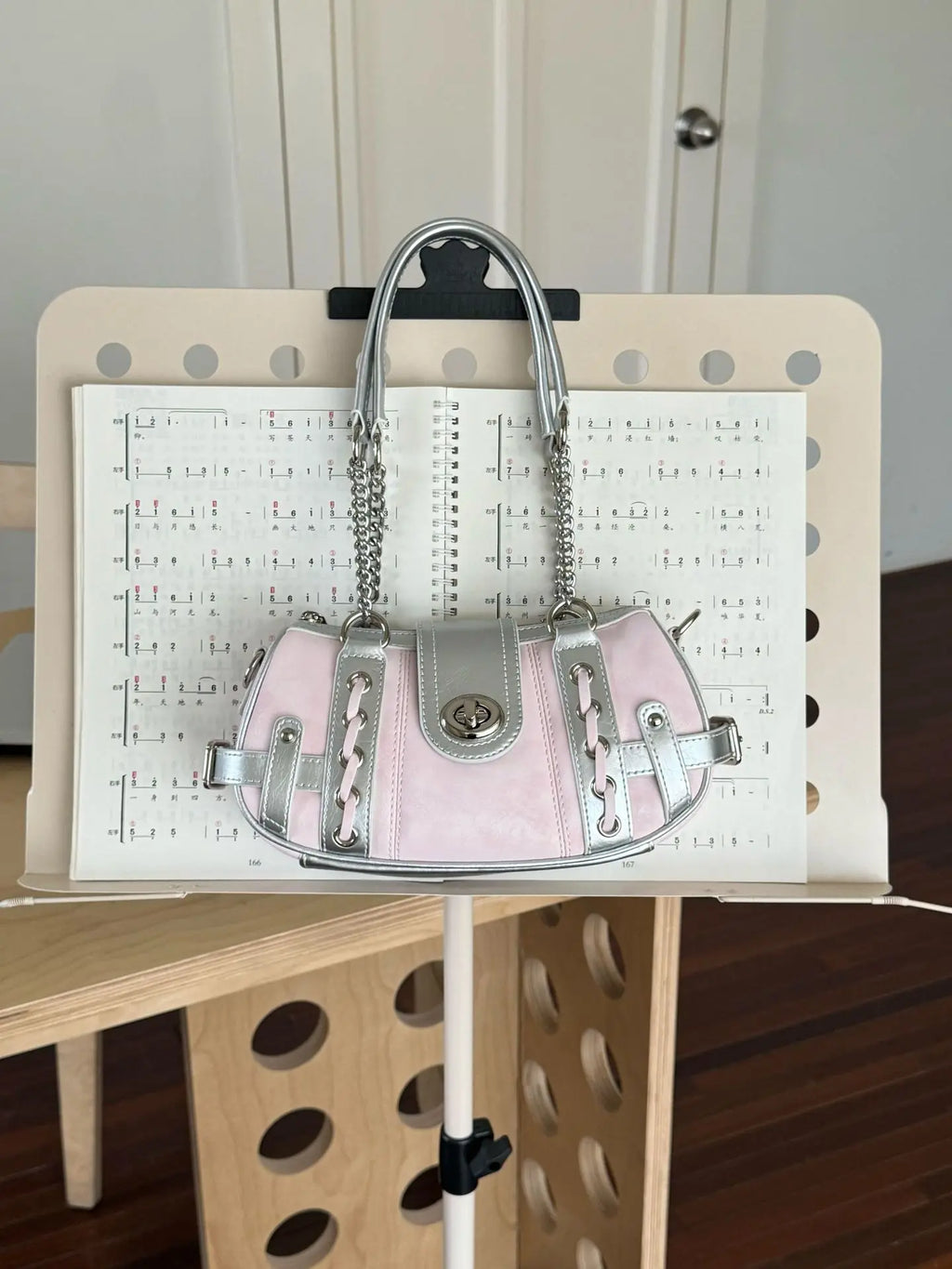 Sac Y2K rose et argent pour femme – sac tendance coréen, sac à bandoulière / crossbody, sac de soirée avec chaîne, forme lune (nouveau modèle)