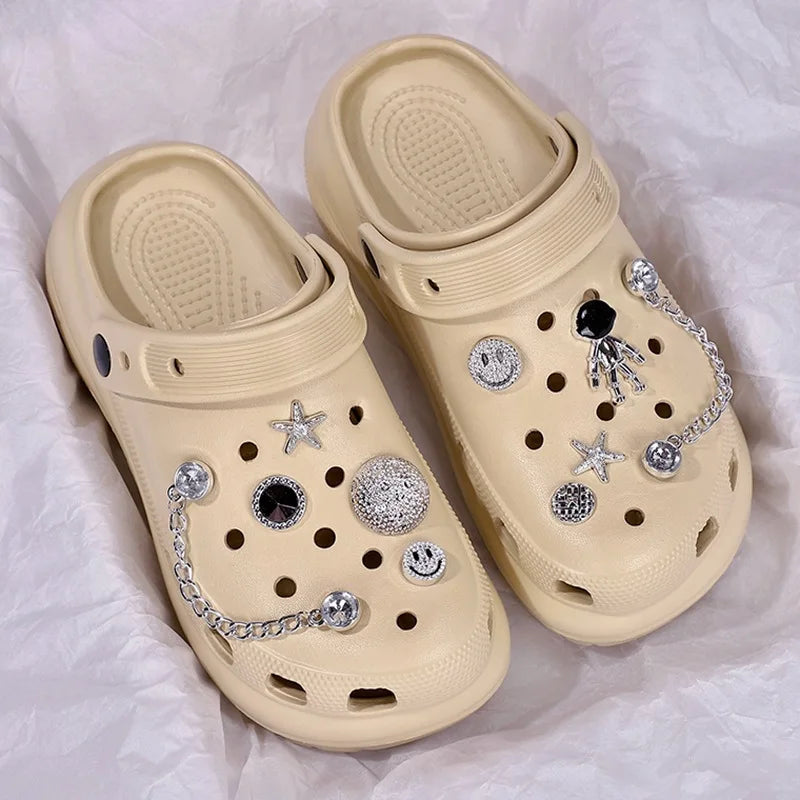 Sandales style Crocs pour femme avec ours en cristal, à porter en intérieur et extérieur. Mules d’été tendance, modèle DIY à double utilisation, confortables et respirantes en EVA, style décontracté pour femme.