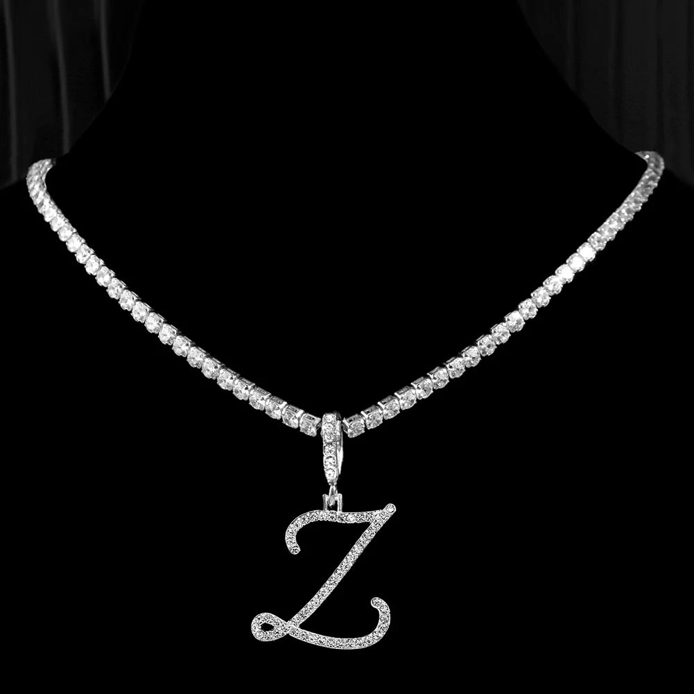 Collier avec lettre initiale en écriture cursive sertie de zircones cubiques (CZ) – Bijou style Hip-Hop couleur or ou argent, pendentif alphabet de A à Z, collier tendance et élégant.