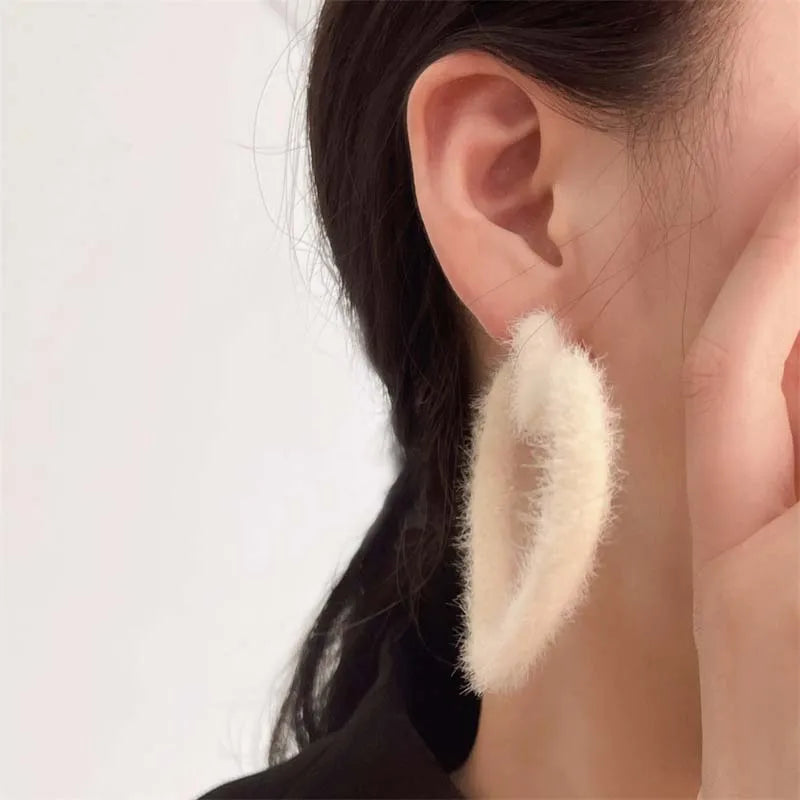 Boucles d’oreilles créoles en forme de cœur, blanches, style coréen doux, en peluche (flockées), pour femmes, boucles d’oreilles en forme de C au style exagéré, bijoux pour mariage et soirée, cadeau.