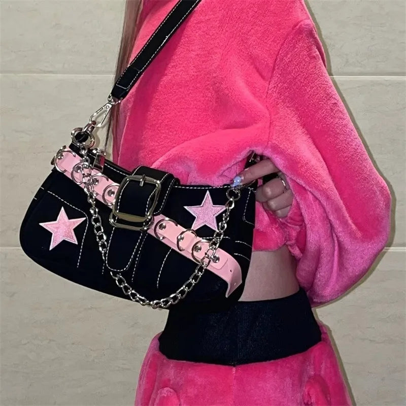 Sac à main femme tendance, en denim avec motif étoiles, style Y2K pour filles branchées. Petit sac porté épaule ou sous le bras en toile (canvas), doté d’une chaîne décorative, idéal comme sac fourre-tout (tote bag) pour un look mode inspiré