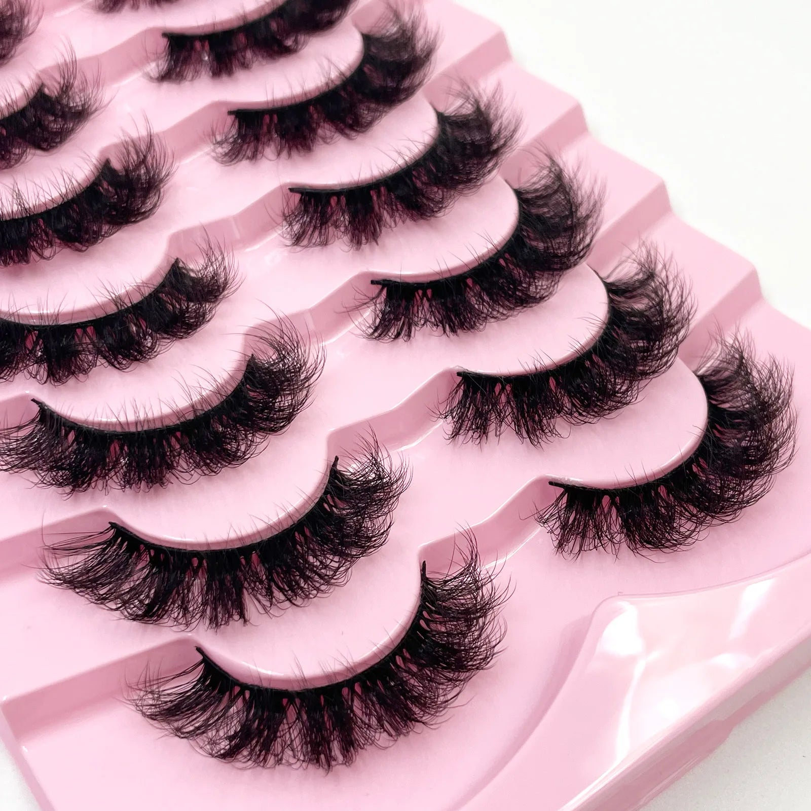 Nouveau lot de 7 paires de faux cils épais effet vison 3D.
Faux cils courts et spectaculaires au rendu réaliste, parfaits pour un regard intense et glamour.