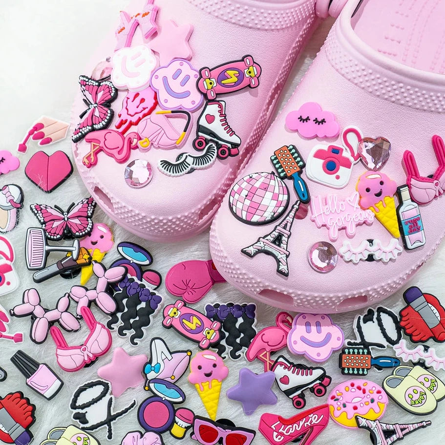 20 / 50 / 100 breloques de chaussures roses aléatoires – Décorations pour chaussures pour femmes, accessoires à clipser pour sabots, sandales et chaussures. Motifs variés, dont flamants roses et thèmes beauté/maquillage